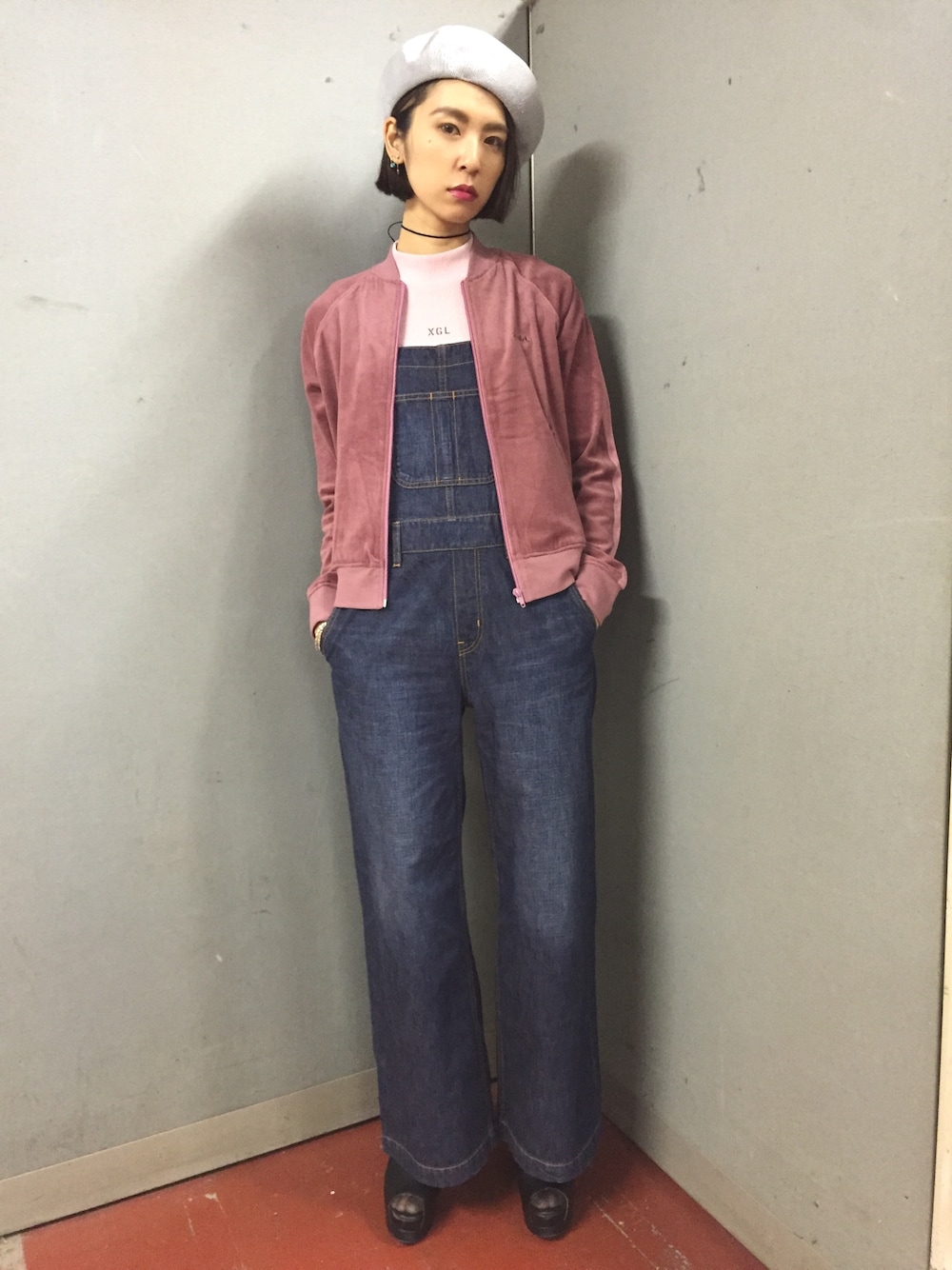 「カジュアル、モード、ベロア、ジャケット、原宿、ベレー帽、エックスガール、x-girl」｜「X-girlのVELOR LINE JACKET /ベロアジャケット/ライン入り/トレンド/ロゴ刺繍/無地/秋色/アースカラー（ブルゾン、ピンク系）」を使った、中村 えりさん（レディース・164cm）の夏コーディネートの1枚目の写真