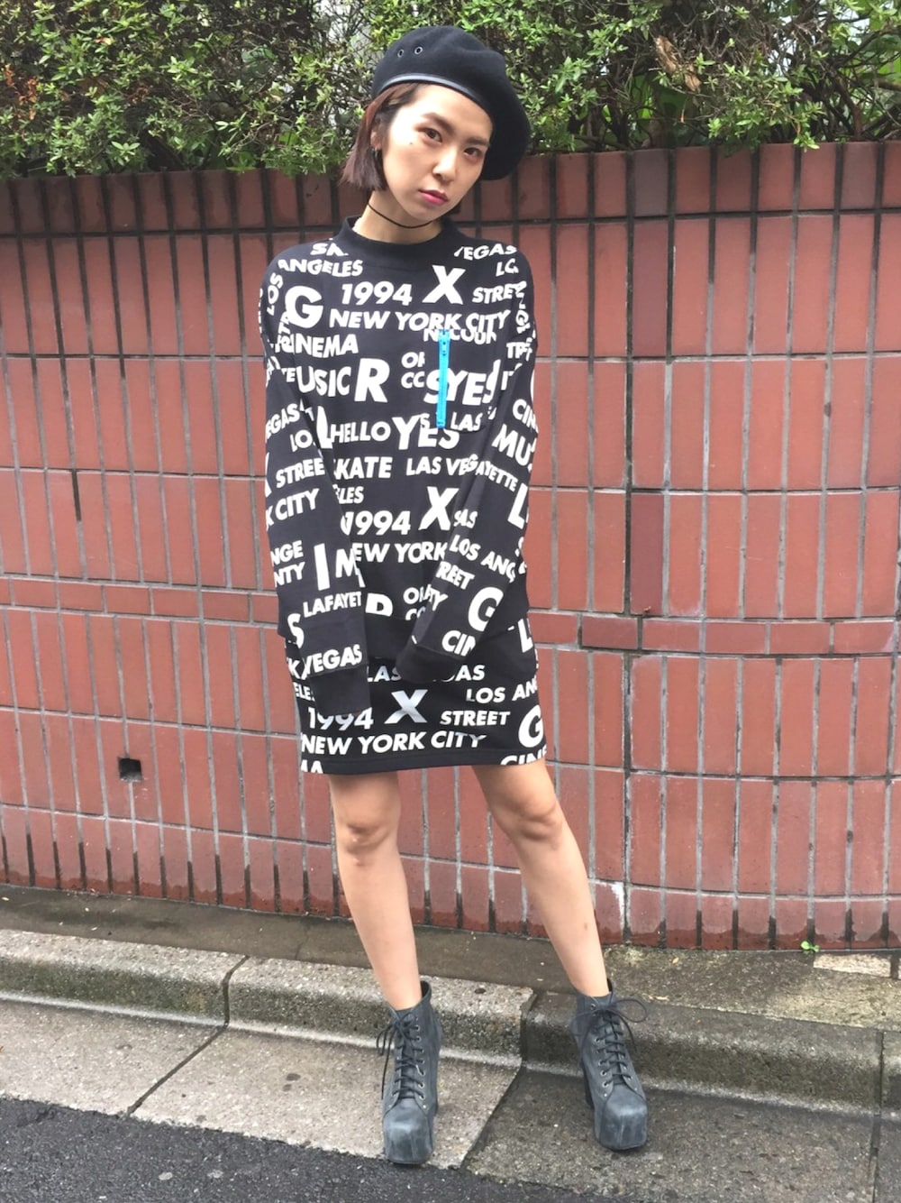 「x-girl、セットアップ、ストリート、秋コーデ、モード、モード系、モードストリート、原宿、ラフォーレ原宿、ベレー帽」｜「X-girlのLIKE THINGS SWEAT SKIRT /スウェット/スカート/地名/グラフィック/総柄/ロゴ（スカート、ブラック系）」を使った、中村 えりさん（レディース・164cm）の秋コーディネートの1枚目の写真