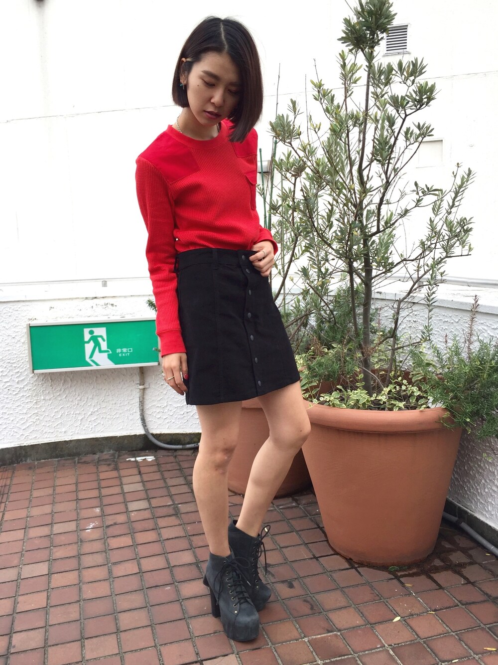 「シンプル、カジュアル、ワッフル、アーミー、エックスガール、x-girl、原宿、ラフォーレ原宿、ストリート」｜「X-girlのWAFFLE ARMY TOP /ワッフル素材/トップス/ミリタリーテイスト/サーマル/シンプル（Tシャツ/カットソー、レッド系）」を使った、中村 えりさん（レディース・164cm）の秋コーディネートの1枚目の写真
