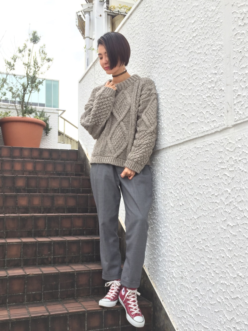 「秋コーデ、11月WEAR秋冬ニットコーデ祭り、コンバース、ニット、大人カジュアル、エックスガール、x-girl、ラフォーレ原宿、原宿」｜「X-girlのHAND KNIT CABLE SHORT TOP（ニット/セーター、グレー系）」を使った、中村 えりさん（レディース・164cm）の秋コーディネートの1枚目の写真