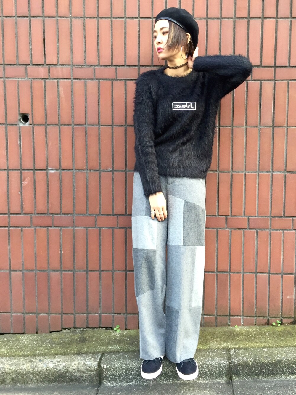 「冬、ニット、x-girl、シャギーニット、バギーパンツ、ワイドパンツ、パッチワーク、ウールパンツ、原宿、ラフォーレ原宿」｜「X-girlのSHAGGY KNIT TOP（ニット/セーター、ブラック系）」を使った、中村 えりさん（レディース・164cm）の秋コーディネートの1枚目の写真