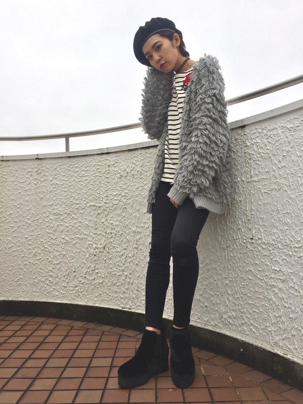 「大人コーデ、x-girl、ループカーディガン、ボーダー、ブーツ、原宿、ラフォーレ原宿、スキニーデニム」｜「X-girlのLOOP KNIT CARDIGAN（カーディガン/ボレロ、グレー系）」を使った、中村 えりさん（レディース・164cm）の冬コーディネートの1枚目の写真