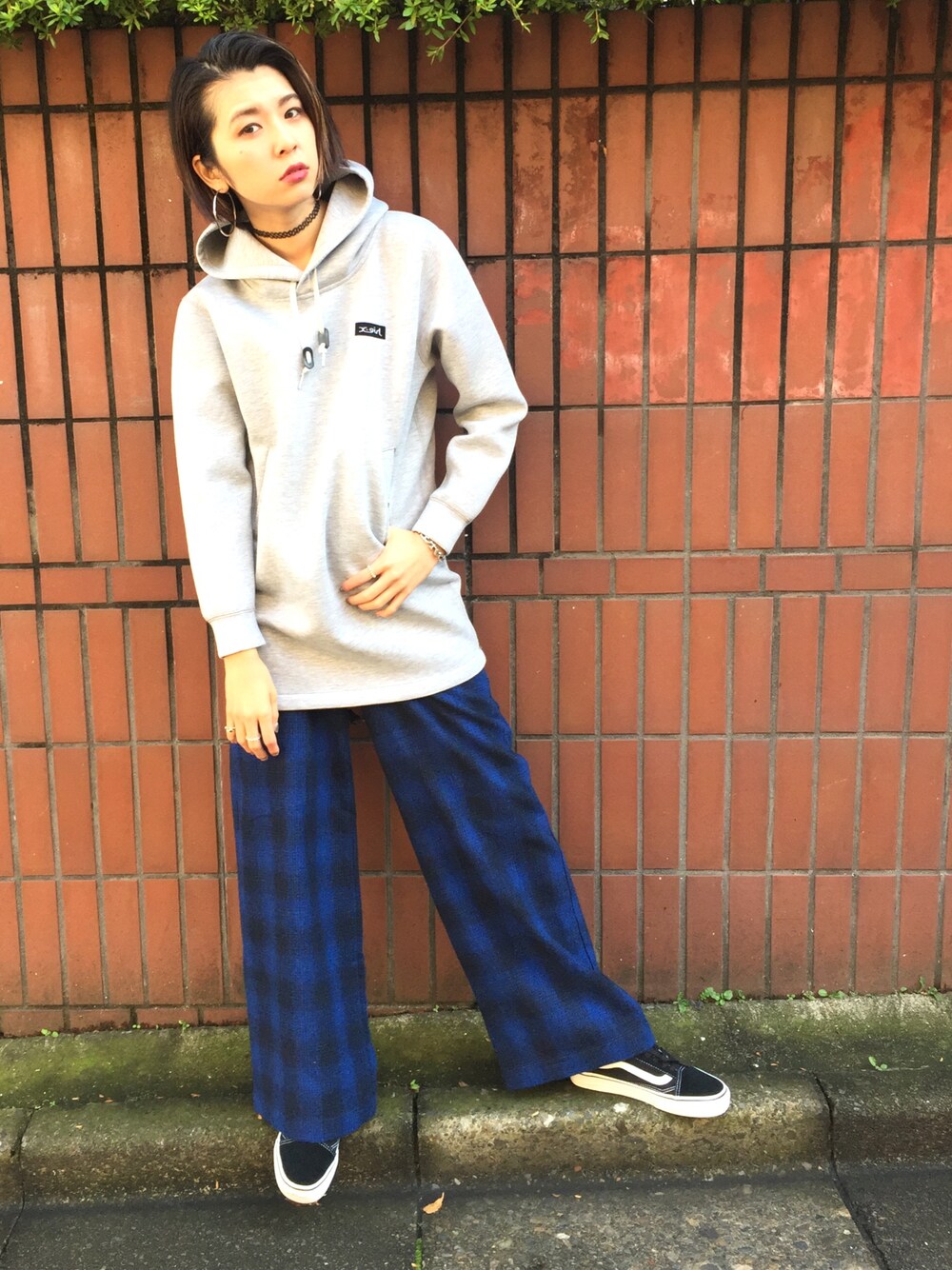 「冬のコーデ、ゆるコーデ、x-girl、エックスガール、原宿、ストリート、ラフォーレ原宿」｜「X-girlのSWEAT MODS DRESS（ワンピース、グレー系）」を使った、中村 えりさん（レディース・164cm）の冬コーディネートの1枚目の写真