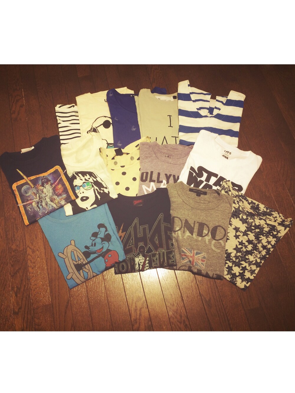 ホワイト系のTシャツ/カットソーを着用したレディースの春コーディネートの1枚目の写真