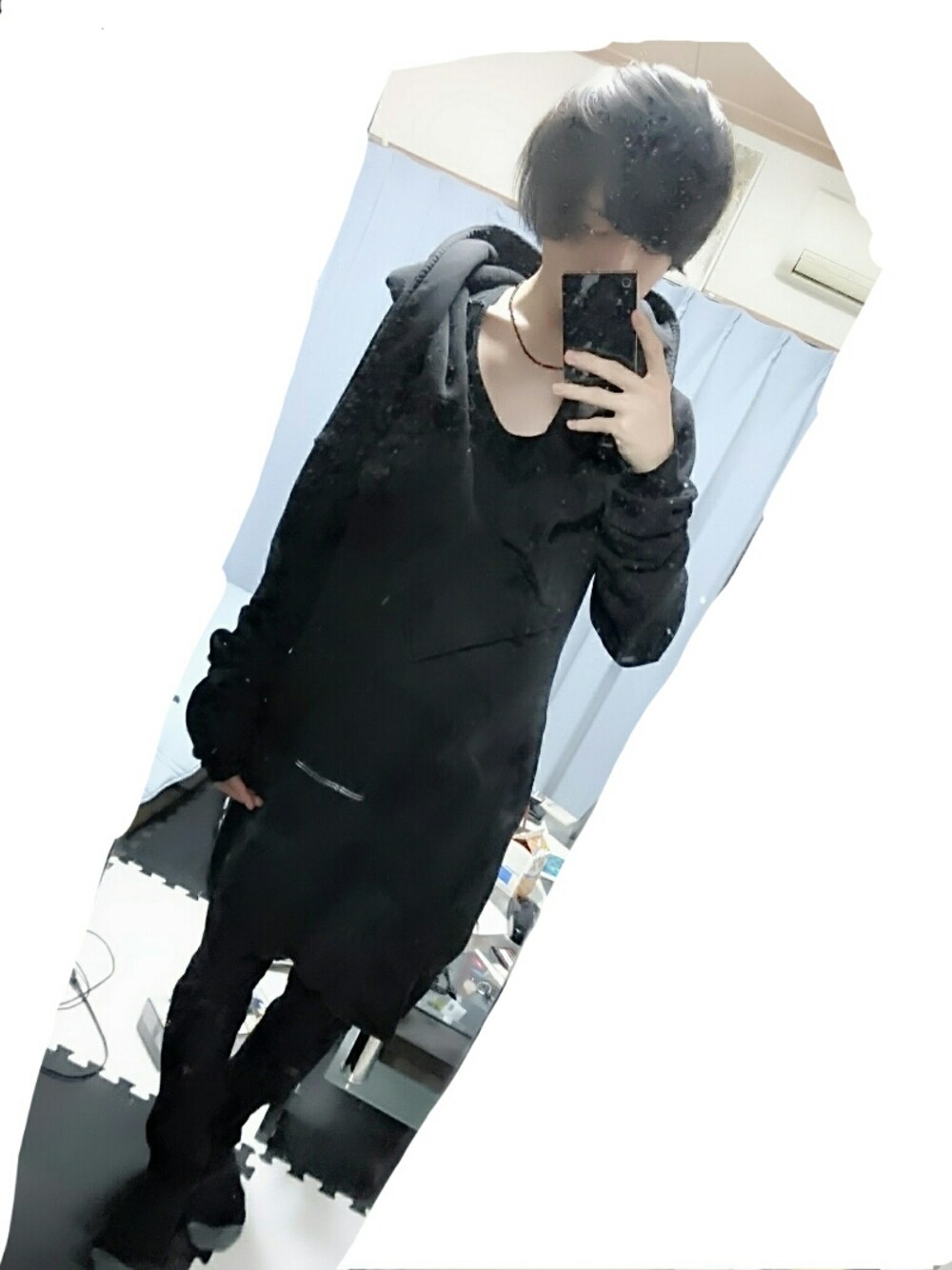 ブラック系のパーカー、ブラック系のニット/セーター、ブラック系のデニムパンツを着用したメンズの秋コーディネートの1枚目の写真