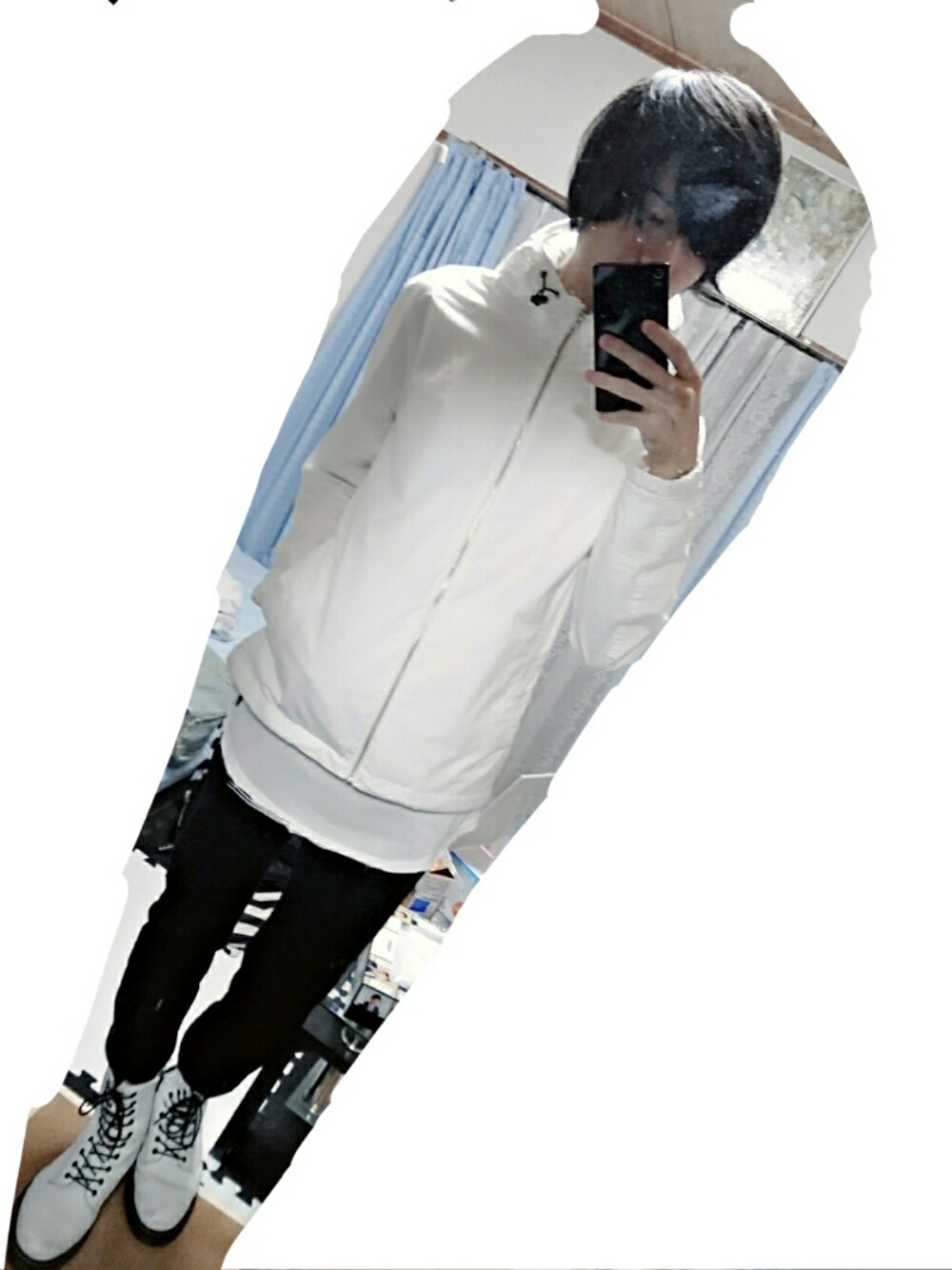 ホワイト系のブーツ、ブラック系のデニムパンツ、ホワイト系のTシャツ/カットソーを着用したメンズの秋コーディネートの1枚目の写真