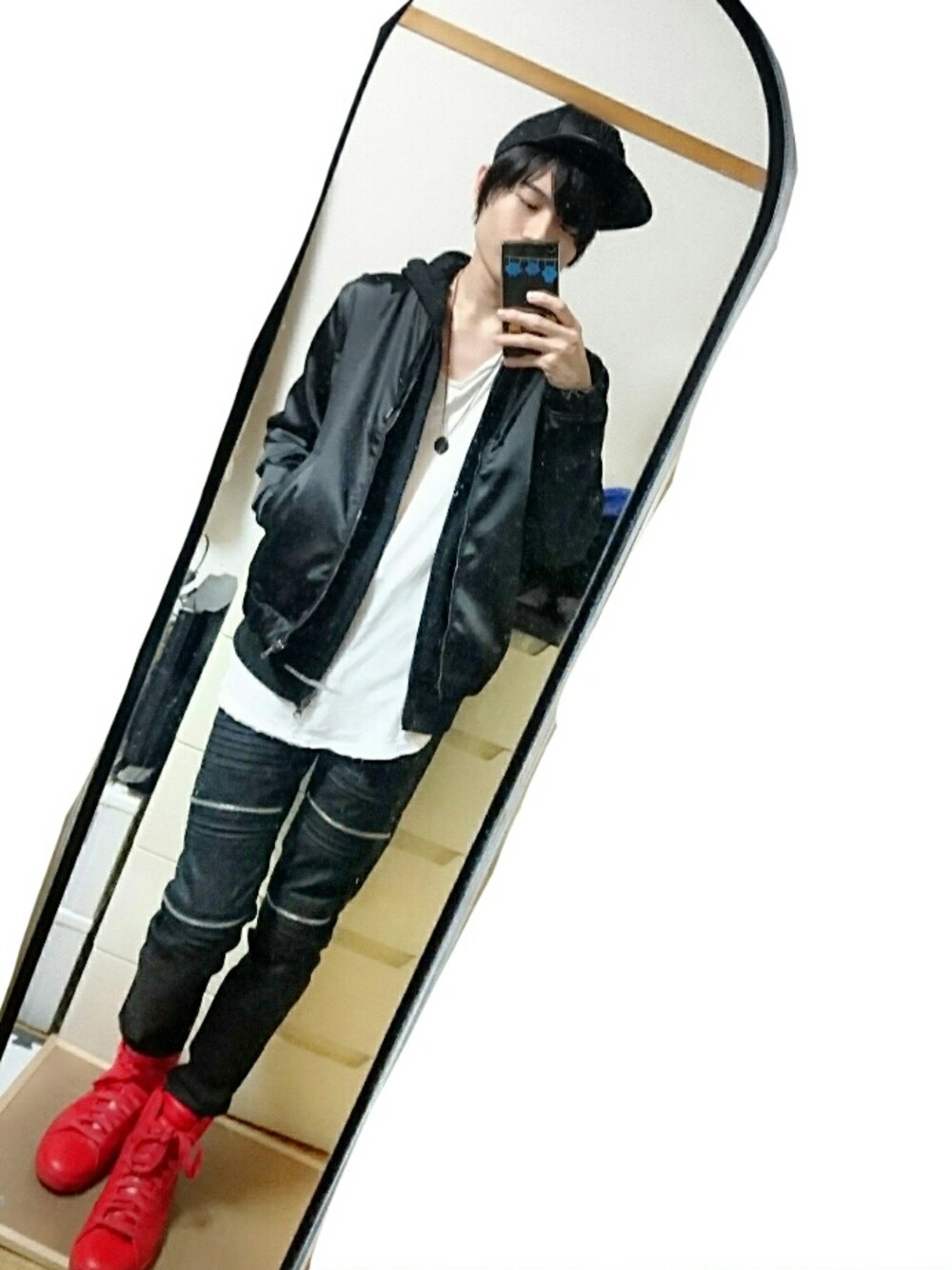 ブラック系のデニムパンツ、ブラック系のパーカー、ホワイト系のTシャツ/カットソーを着用したメンズの秋コーディネートの1枚目の写真