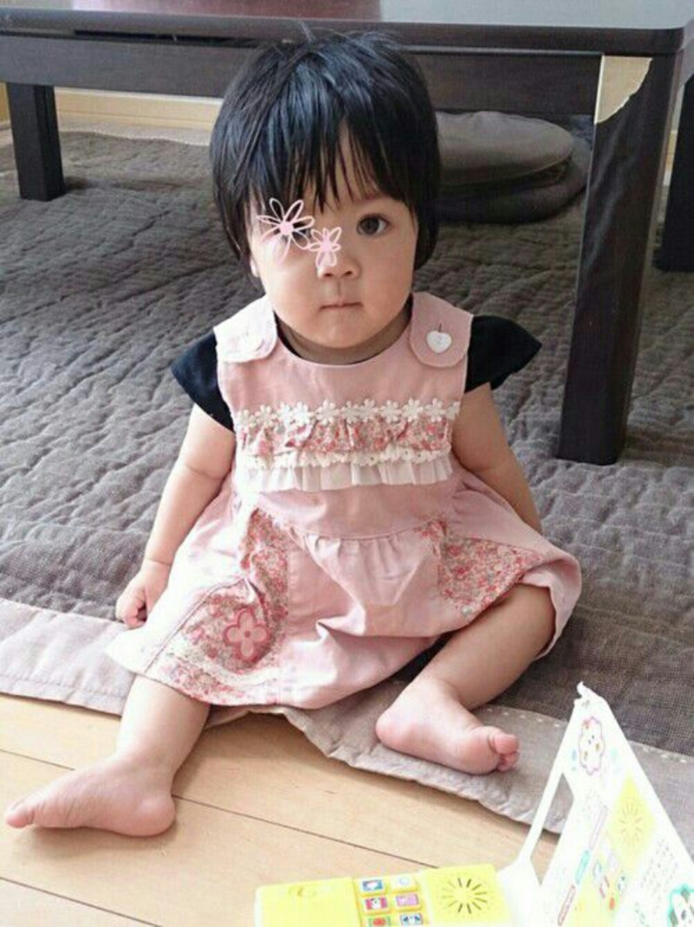 ピンク系のワンピース、ブラック系のTシャツ/カットソー、その他のラッピングキットを着用したキッズの秋コーディネートの1枚目の写真