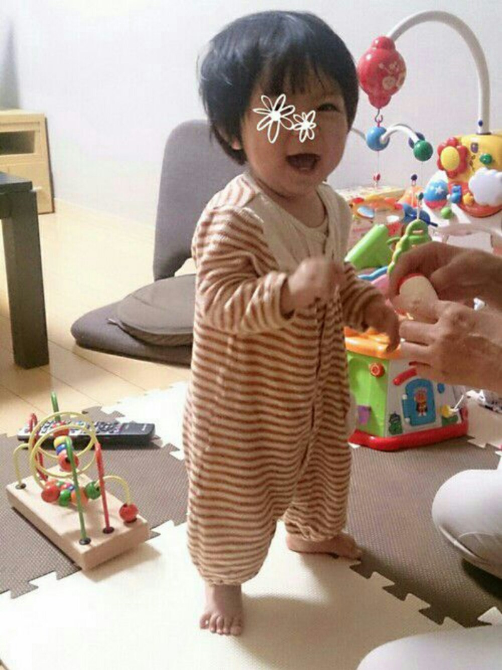 ブラウン系のロンパース、その他のその他を着用したキッズの秋コーディネートの1枚目の写真