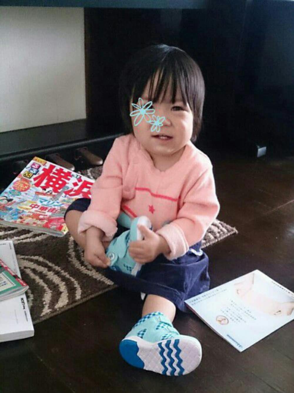 ピンク系のスウェット、ブルー系のその他パンツ、ブルー系のスニーカーを着用したキッズの秋コーディネートの1枚目の写真