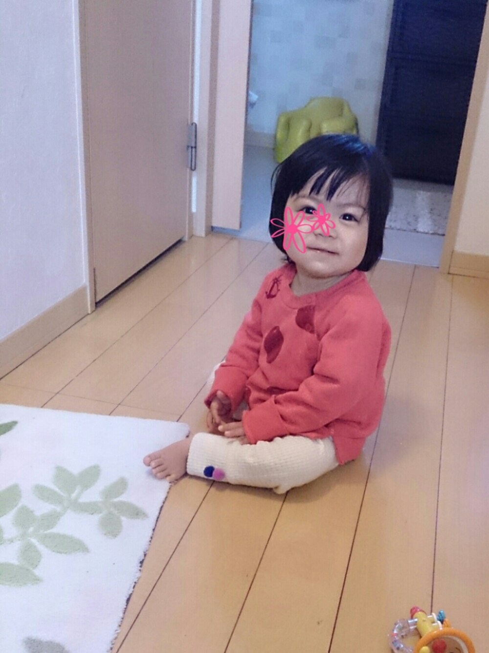 ピンク系のスウェット、ピンク系のポンチョ、ホワイト系のレギンス/スパッツを着用したキッズの冬コーディネートの1枚目の写真