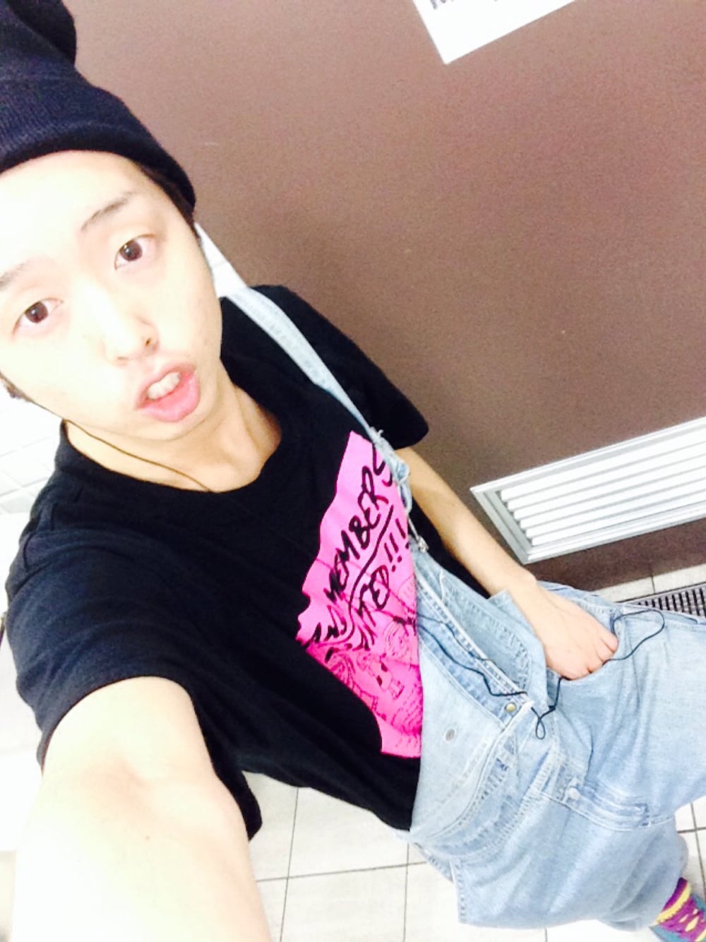 「aiko、古着、オーバーオール、ストリート、fashion」｜「AIKOのアイテム（Tシャツ/カットソー、ブラック系）」を使った、OH!さん（メンズ・168cm）の春コーディネートの1枚目の写真