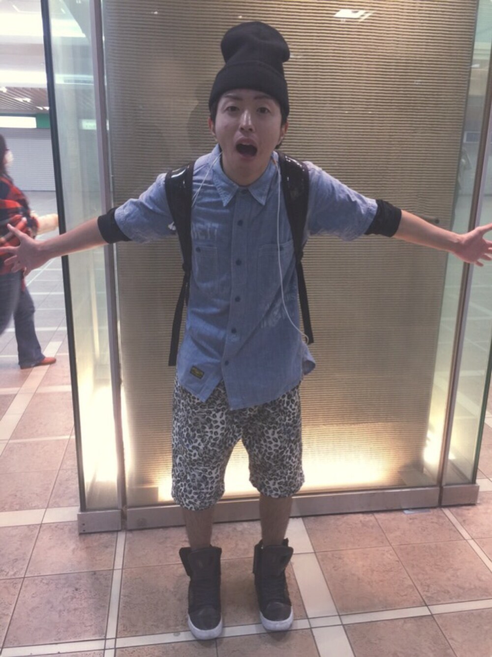 「street、ひょう柄、ビーニー、singer、dancer、シャツ」｜「DOUBLE HARDのアイテム（シャツ/ブラウス、ブルー系）」を使った、OH!さん（メンズ・168cm）の秋コーディネートの1枚目の写真