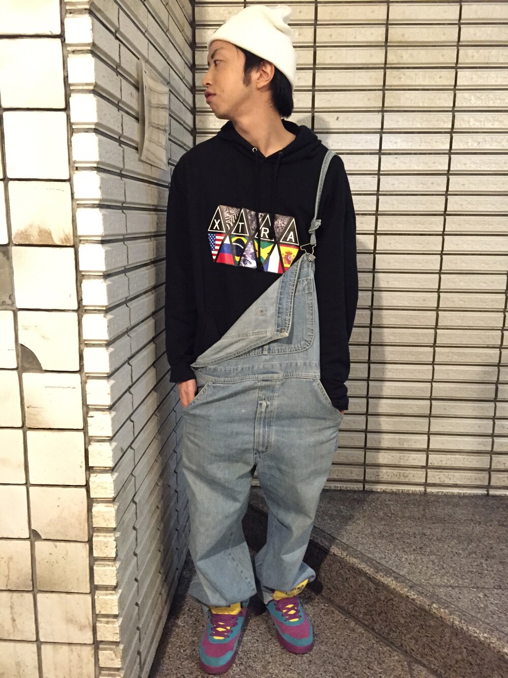 「古着、ストリート、dancer、singer、ビーニー、オーバーオール、バーカー、carhartt、TOKYO、shibuya」｜「no brandのアイテム（カーゴパンツ、ブルー系）」を使った、OH!さん（メンズ・168cm）の冬コーディネートの1枚目の写真