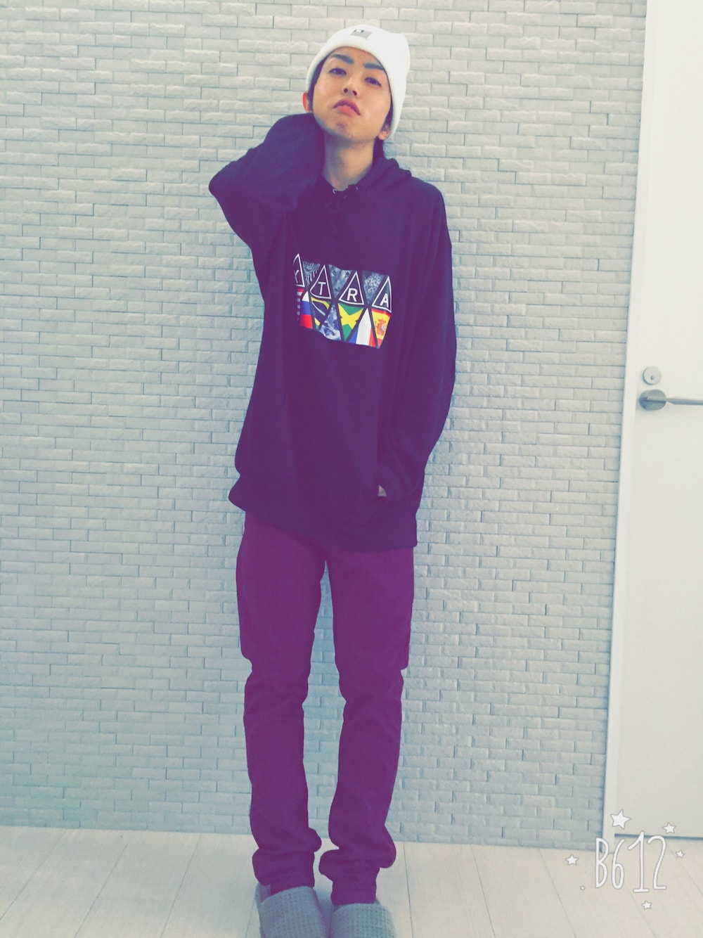 「street、H&M、ビーニー、dancer、singer、スリッパ、黒パーカー、ワインレッド」｜「XTRAのアイテム（スウェット、ブラック系）」を使った、OH!さん（メンズ・168cm）の冬コーディネートの1枚目の写真