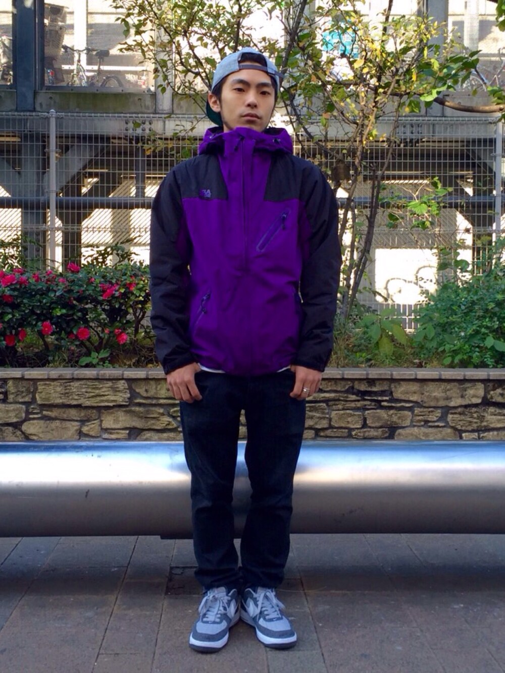 「XLARGE、マウンテンパーカー、アウター、EBBETS FIELD FLANNELS、NIKE」｜「XLARGEのBI-COLOR MOUNTAIN JACKET（マウンテンパーカー、パープル系）」を使った、石井 智大さん（メンズ・162cm）の冬コーディネートの1枚目の写真