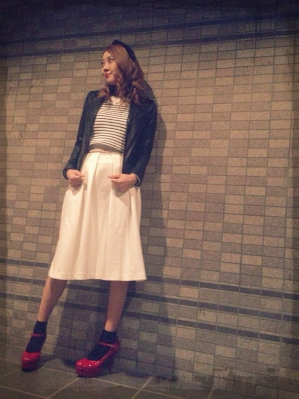 「春コーデ、白コーデ、ライダース、甘辛mix、さしいろ」｜「LILY BROWNのアイテム（Tシャツ/カットソー、ホワイト系）」を使った、Emilyさん（レディース・165cm）の冬コーディネートの1枚目の写真