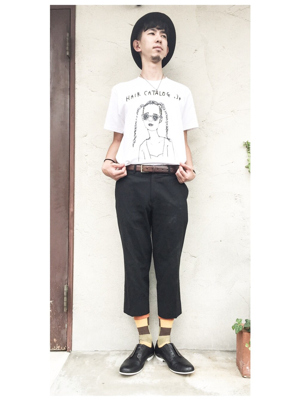 「ヘアースタイル、美容師、Tシャツ、モノトーン、モノトーンコーデ、シンプル、シンプルコーデ、ハット」｜「JOHN LAWRENCE SULLIVANのスラックスパンツ（スラックス、ブラック系）」を使った、マサカドショウタさん（メンズ・170cm）の夏コーディネートの1枚目の写真