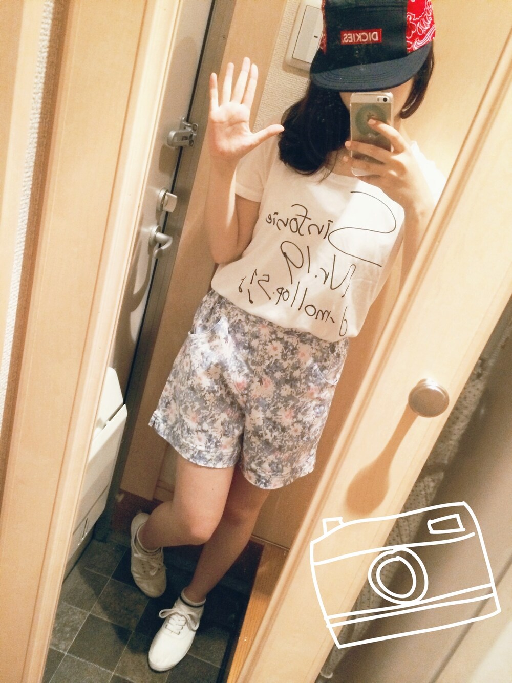 「スニーカー、ロゴT、柄パンツ、キャップ、花柄、ショートパンツ、Tシャツ、スニーカーコーデ、白Tシャツ、バンダナ柄」｜「Dickiesのキャップ（キャップ、レッド系）」を使った、ちほやんさん（レディース・154cm）の夏コーディネートの1枚目の写真