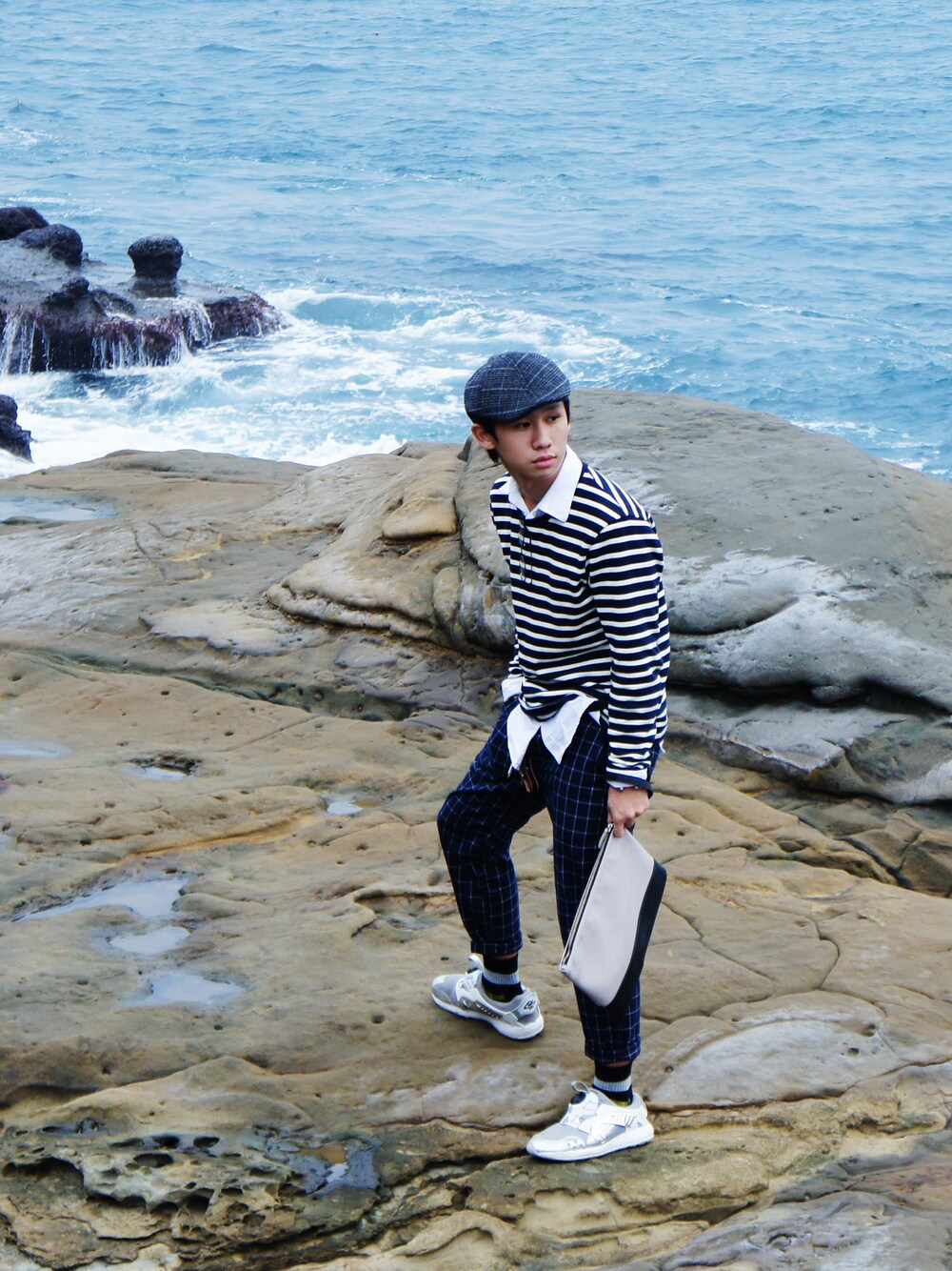 「GAP、GLOBAL WORK、PUMA、zip、混搭、Gentleman」｜「puma x disc blaze sliver（スニーカー、シルバー系）」を使った、kevin chang さん（メンズ・171cm）の秋コーディネートの1枚目の写真