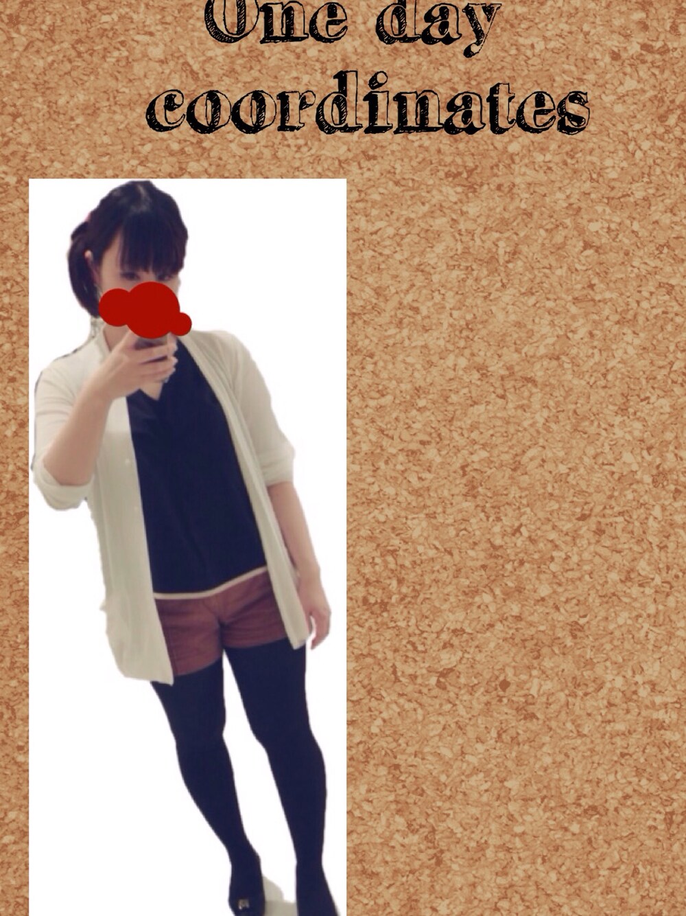 ブルー系のタンクトップ、ホワイト系のカーディガン/ボレロ、ベージュ系のその他パンツを着用したレディースの夏コーディネートの1枚目の写真