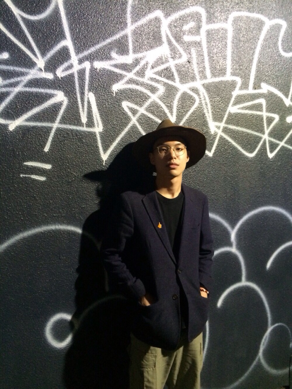 その他のスーツジャケットを着用したメンズの秋コーディネートの1枚目の写真