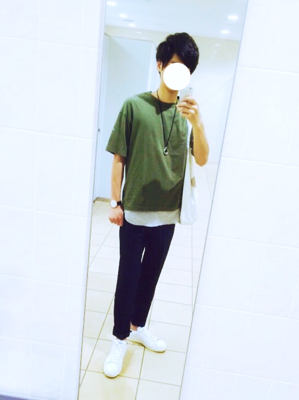 グリーン系のTシャツ/カットソー、グレー系のタンクトップ、ブルー系のスラックスを着用したメンズの夏コーディネートの1枚目の写真