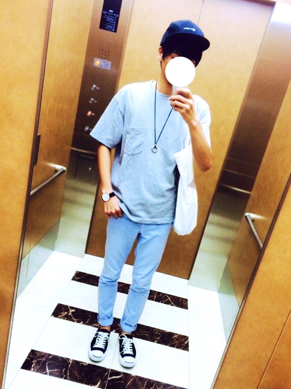 グレー系のTシャツ/カットソー、ブルー系のデニムパンツ、ブラック系のスニーカーを着用したメンズの夏コーディネートの1枚目の写真