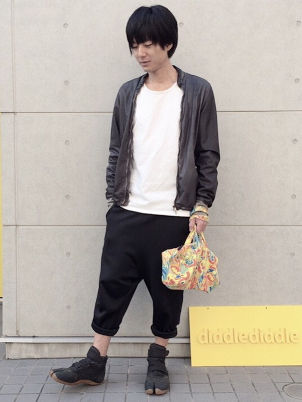 ブルー系のブルゾン、ホワイト系のTシャツ/カットソー、ブラック系のその他パンツを着用したメンズの冬コーディネートの1枚目の写真