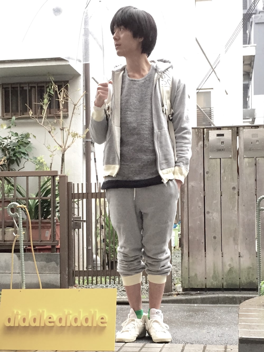 グレー系のニット/セーター、グレー系のパーカー、グレー系のその他パンツを着用したメンズの冬コーディネートの1枚目の写真