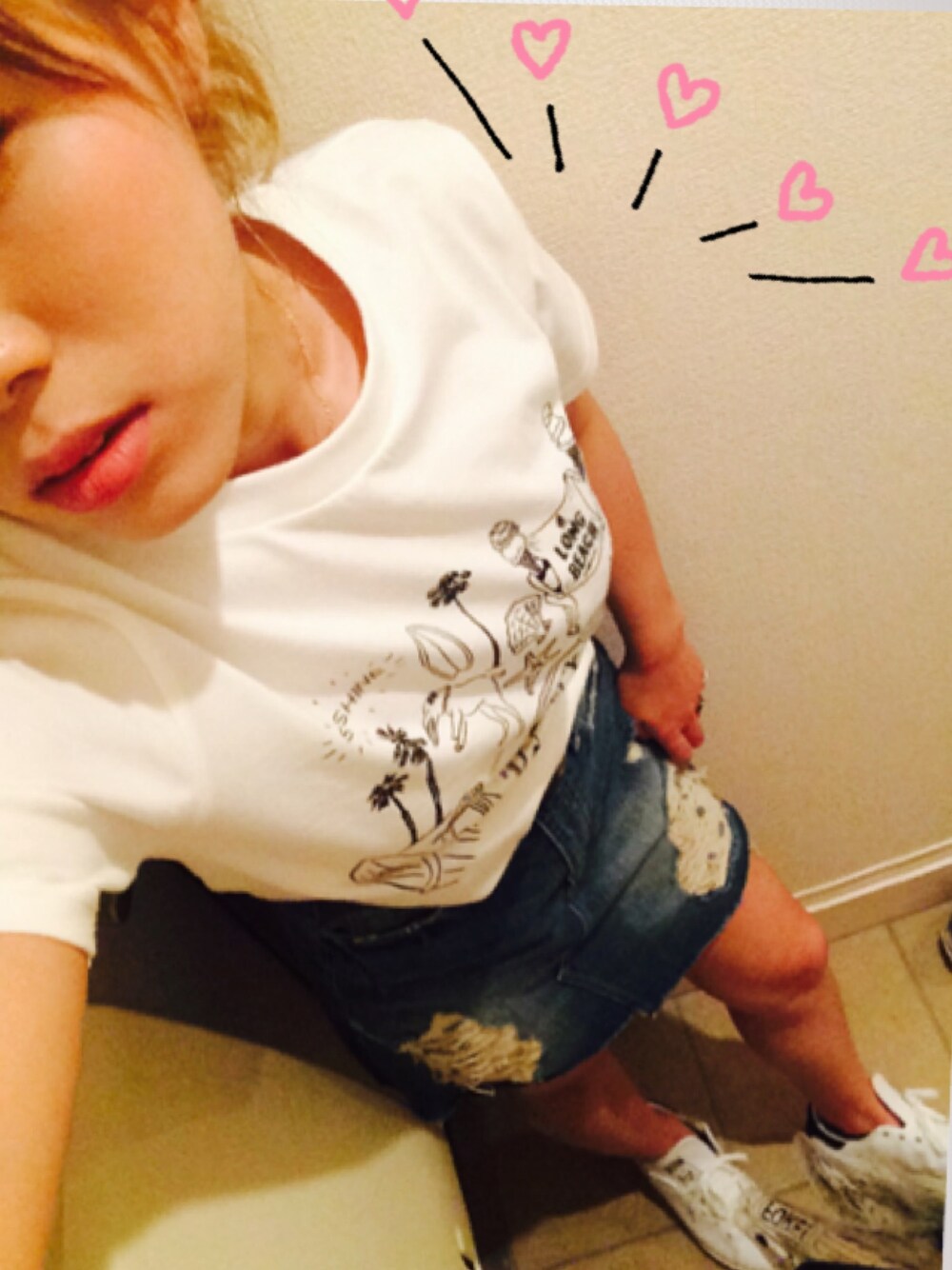 ホワイト系のTシャツ/カットソー、ブルー系のデニムスカート、ホワイト系のスニーカーを着用したレディースの夏コーディネートの1枚目の写真
