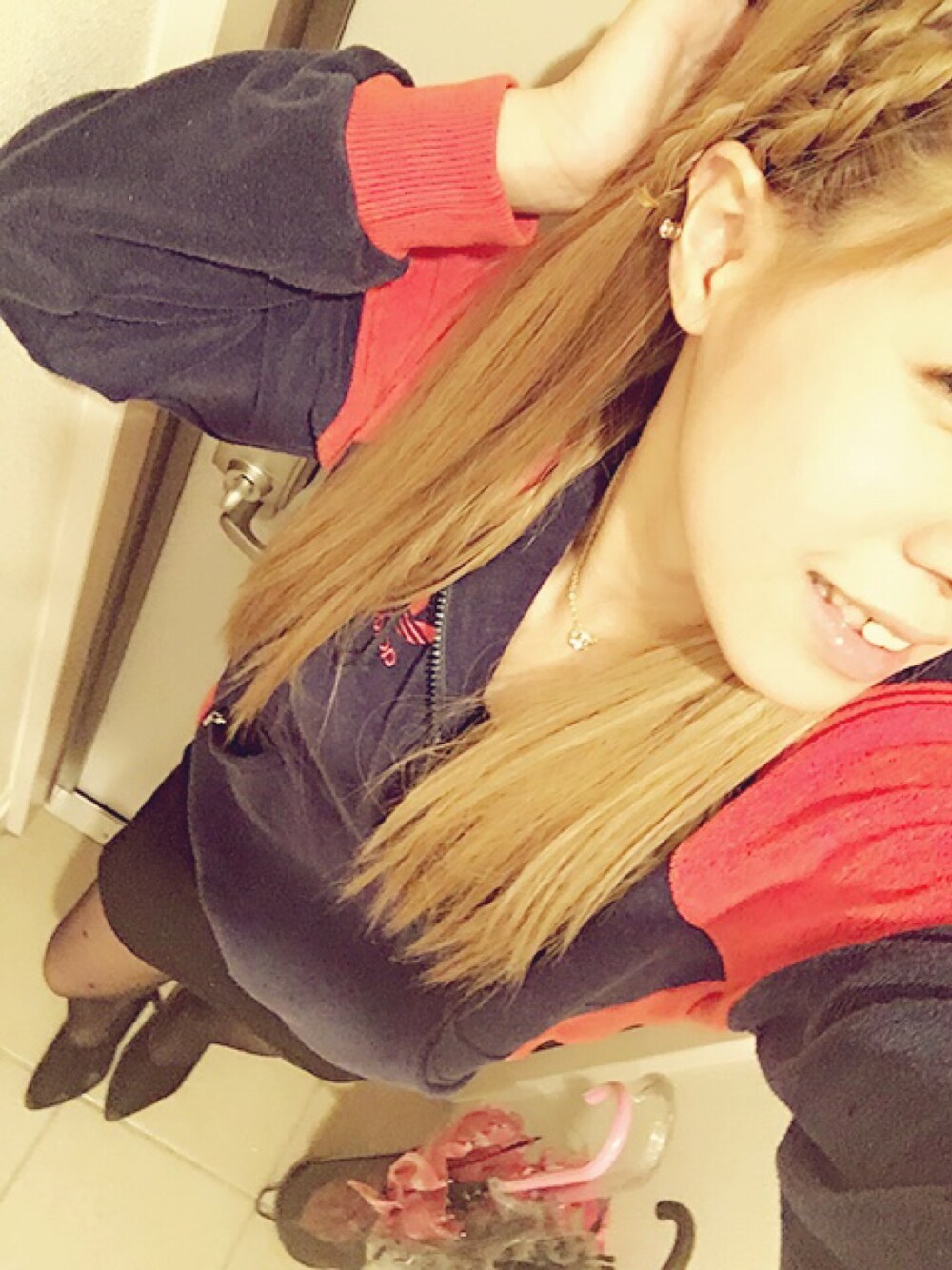 その他のパーカー、ブラック系のスカート、ブラック系のパンプスを着用したレディースの秋コーディネートの1枚目の写真