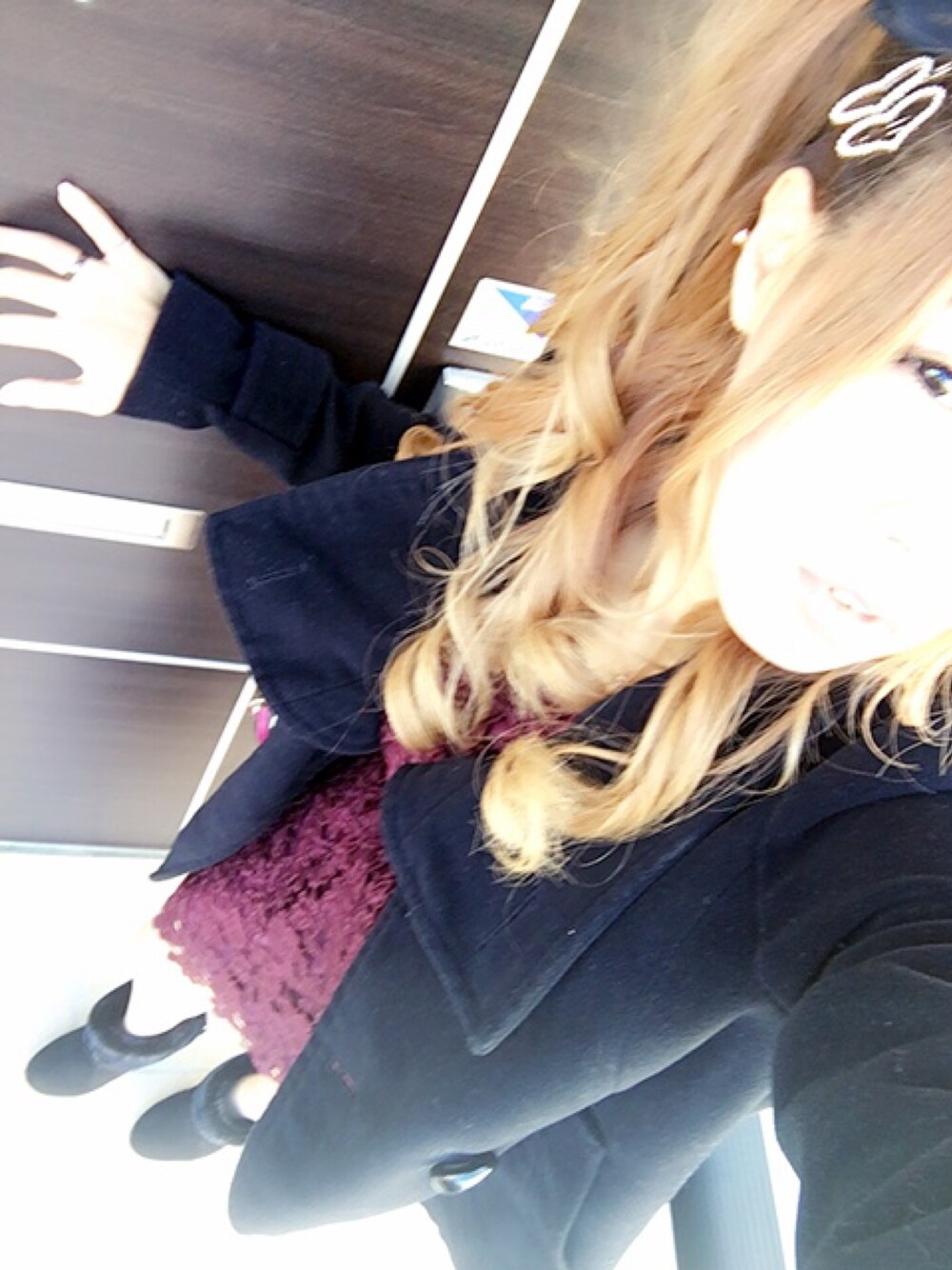 ブラック系のその他アウター、レッド系のタンクトップ、レッド系のスカートを着用したレディースの冬コーディネートの1枚目の写真