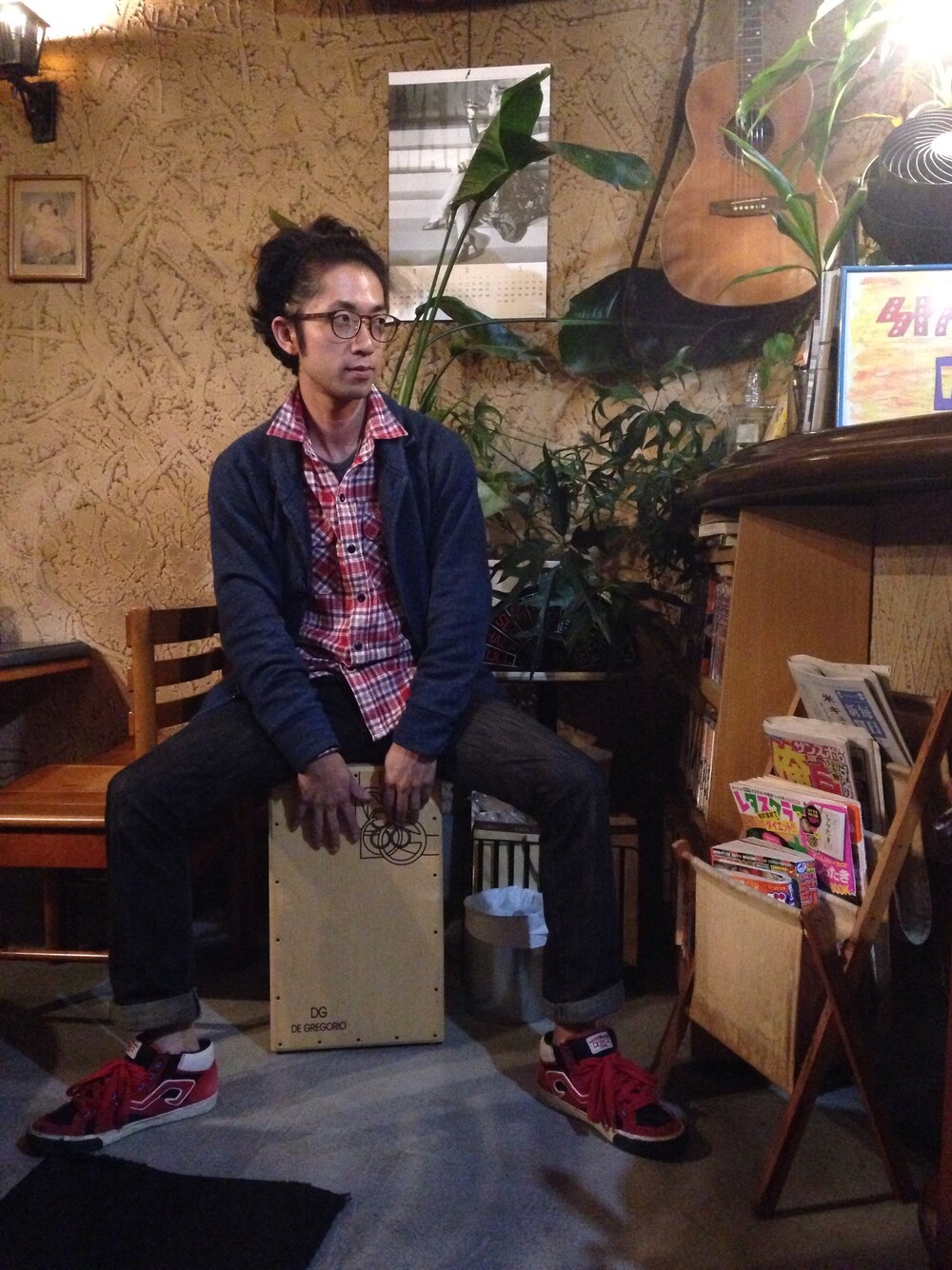 レッド系のシャツ/ブラウス、ブルー系のその他アウター、ブラック系のデニムパンツを着用したメンズの冬コーディネートの1枚目の写真