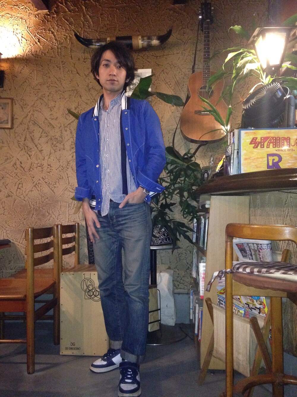 ブルー系のブルゾン、ブルー系のシャツ/ブラウス、ブルー系のデニムパンツを着用したメンズの春コーディネートの1枚目の写真