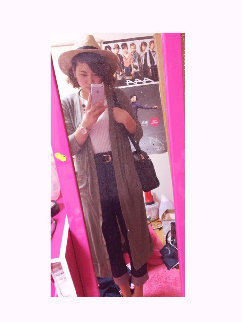 グリーン系のカーディガン/ボレロ、ホワイト系のニット/セーター、ブルー系のその他パンツを着用したレディースの春コーディネートの1枚目の写真