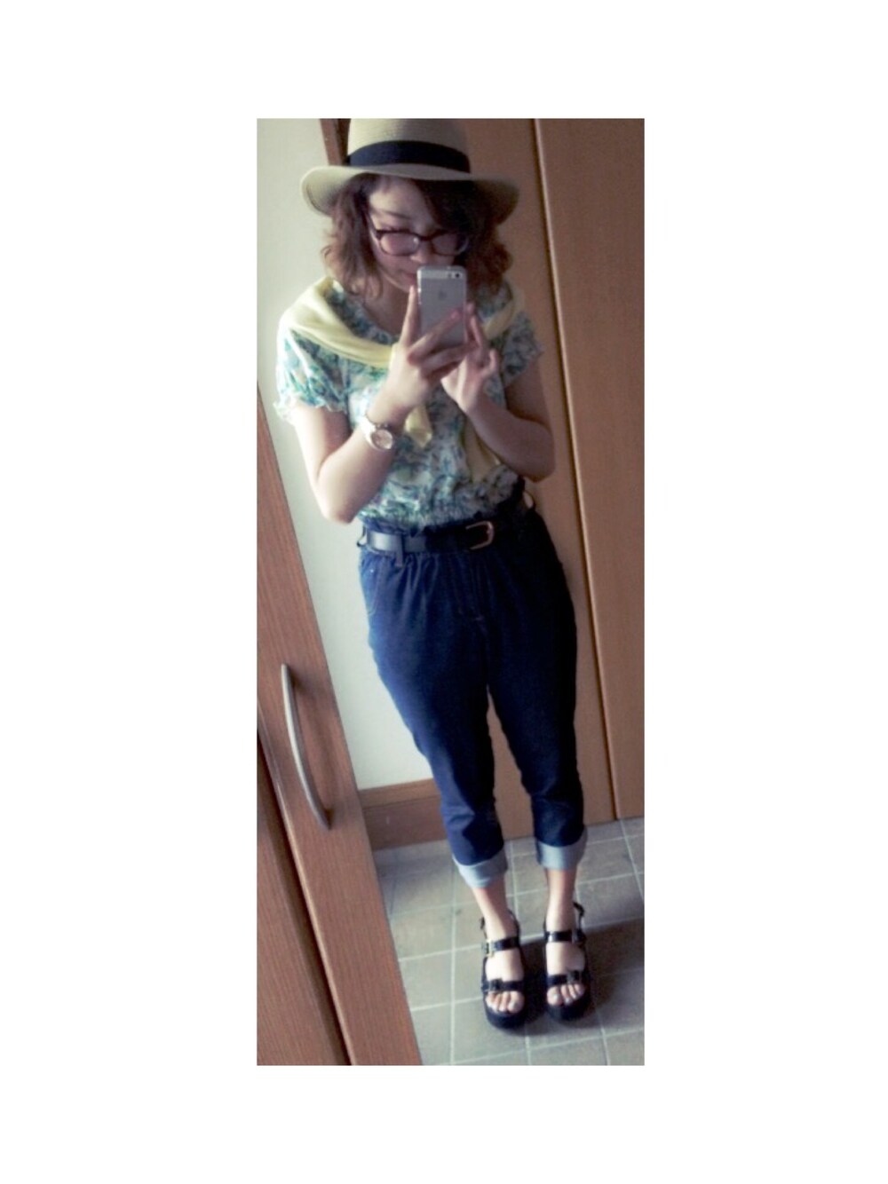 イエロー系のカーディガン/ボレロ、ブルー系のその他パンツ、ブラック系のその他シューズを着用したレディースの春コーディネートの1枚目の写真