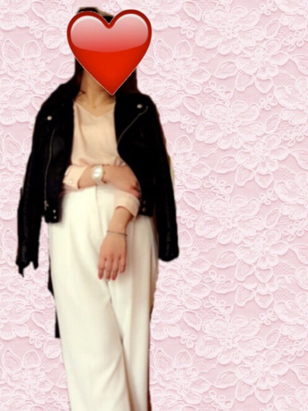 ブラック系のライダースジャケット、ピンク系のシャツ/ブラウス、ホワイト系のパンツを着用したレディースの春コーディネートの1枚目の写真