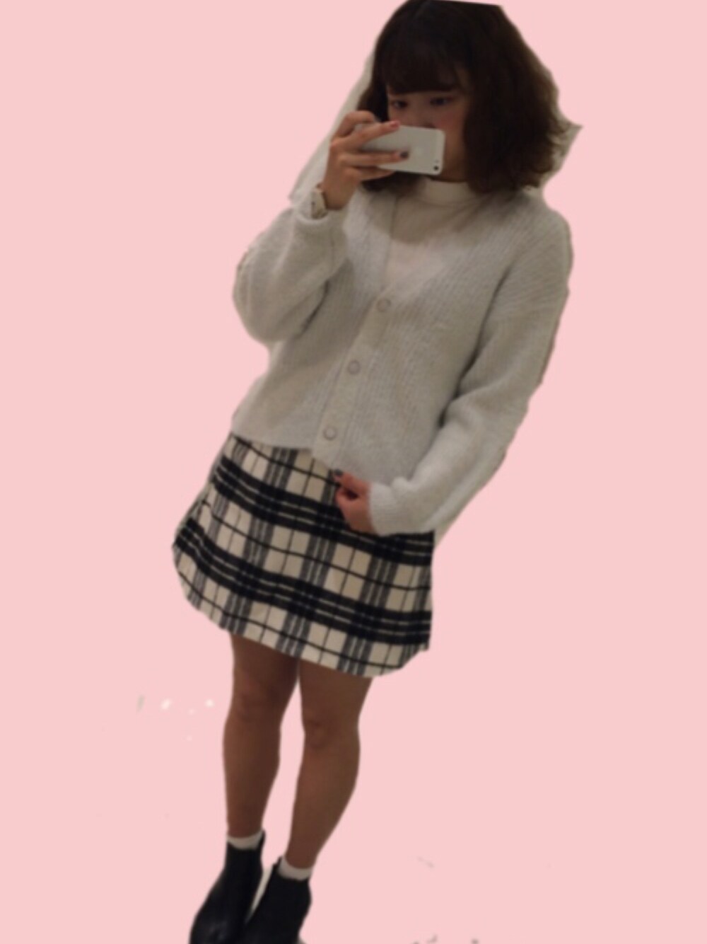 グレー系のカーディガン/ボレロ、ホワイト系のTシャツ/カットソー、ホワイト系のスカートを着用したレディースの秋コーディネートの1枚目の写真