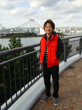 「アイテム（ダウンベスト、レッド系）」を使った、SATOさん（メンズ・163cm）の秋コーディネート