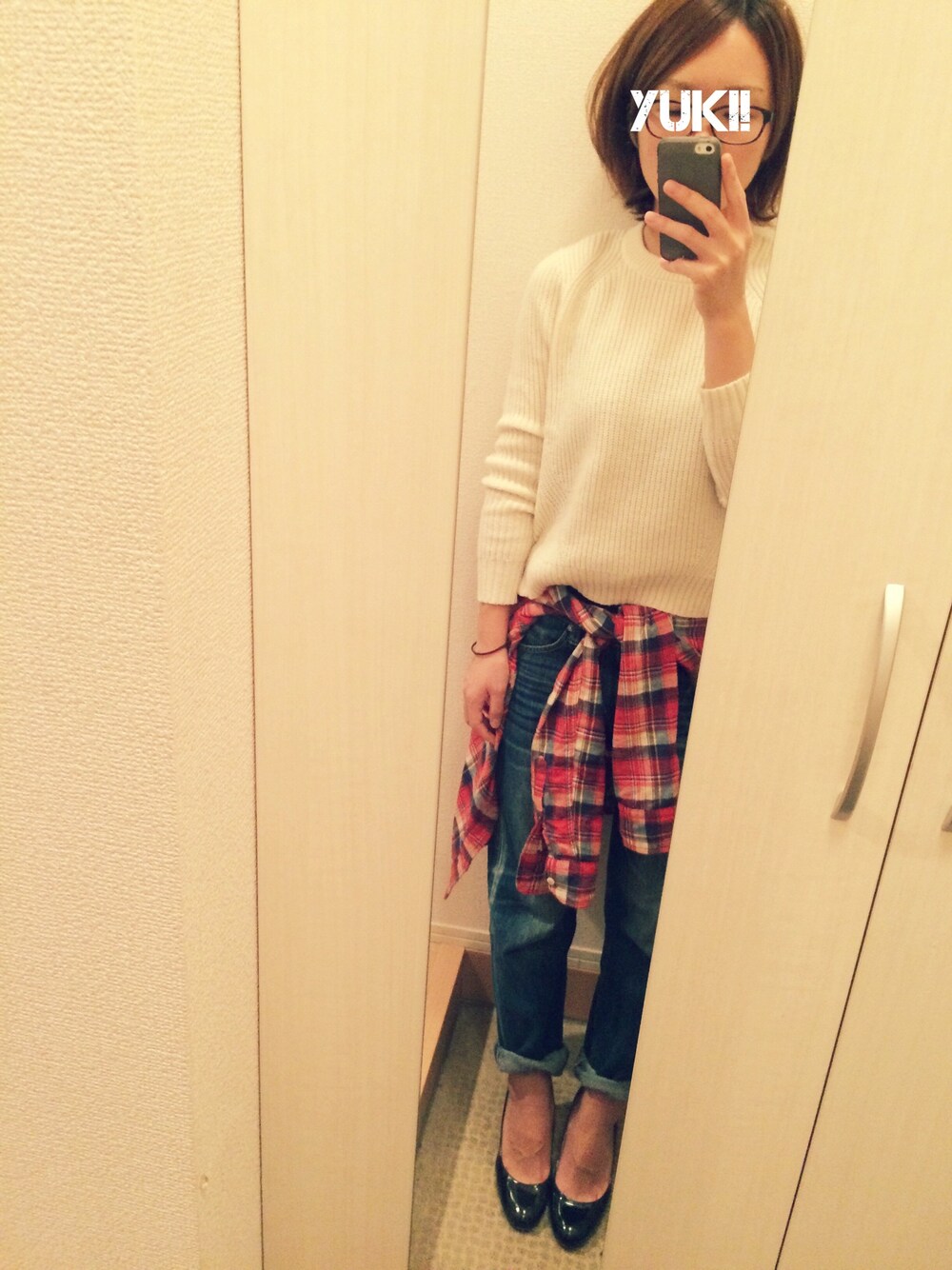 ホワイト系のニット/セーター、ブルー系のデニムパンツ、レッド系のシャツ/ブラウスを着用したレディースの秋コーディネートの1枚目の写真