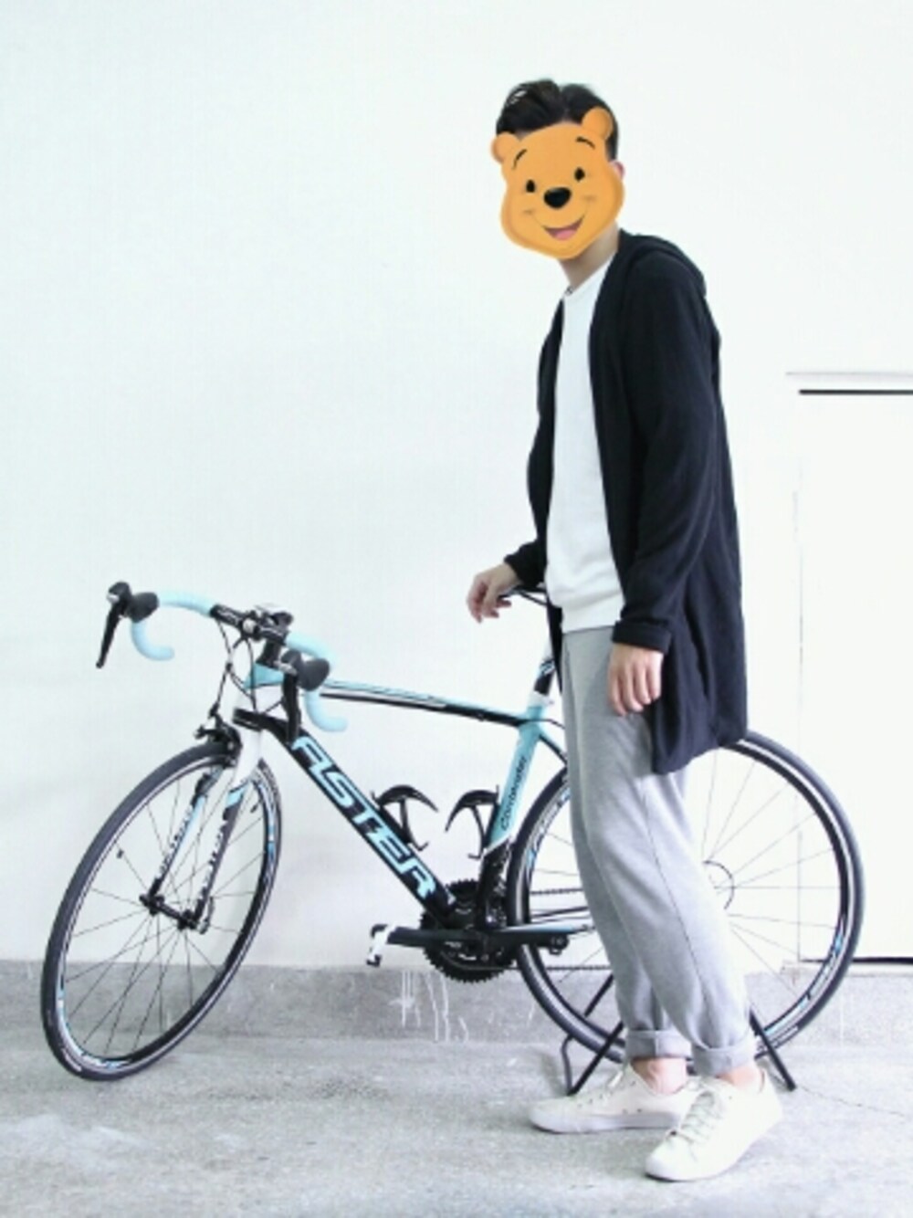「UNIQLOのアイテム（チノパンツ、グレー系）」を使った、Wilson Fuさん（メンズ・178cm）の春コーディネートの1枚目の写真