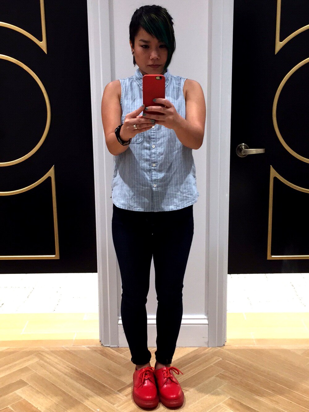 レッド系のその他シューズ、ブルー系のデニムパンツ、その他のシャツ/ブラウスを着用したレディースの夏コーディネートの1枚目の写真