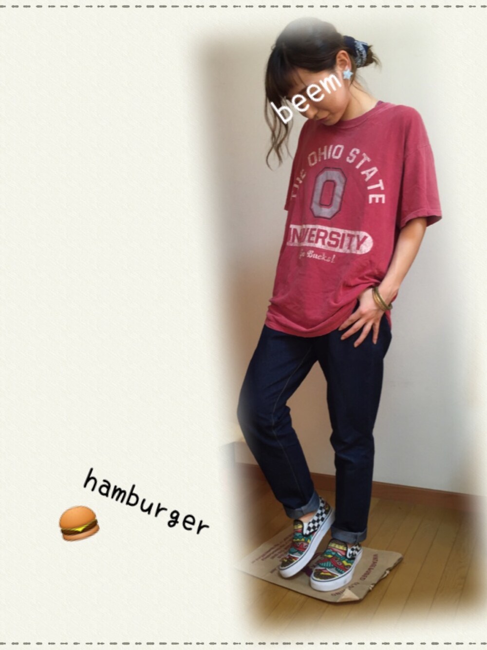 レッド系のTシャツ/カットソー、ブルー系のデニムパンツ、その他のスニーカーを着用したレディースの夏コーディネートの1枚目の写真