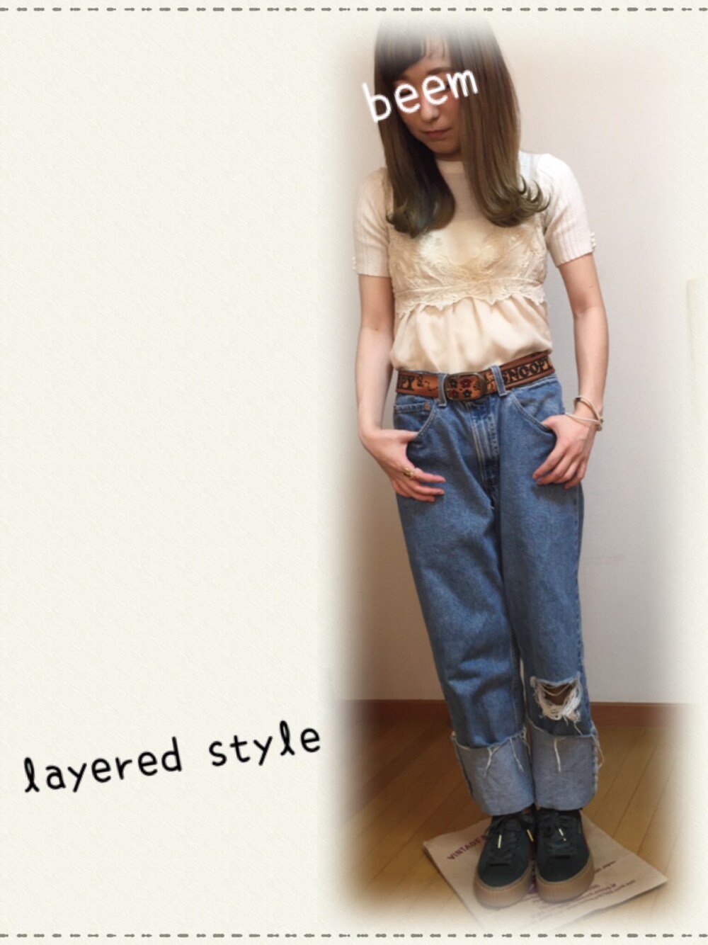 ホワイト系のキャミソール、ブルー系のデニムパンツ、グリーン系のスニーカーを着用したレディースの夏コーディネートの1枚目の写真