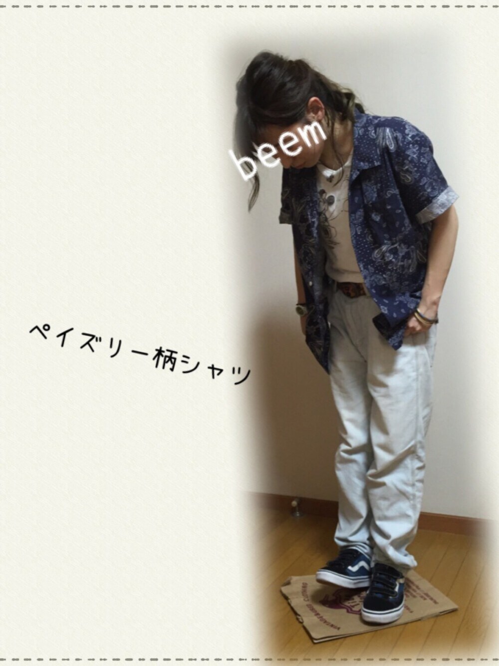 ブルー系のシャツ/ブラウス、ブルー系のデニムパンツ、ブルー系のスニーカーを着用したレディースの夏コーディネートの1枚目の写真