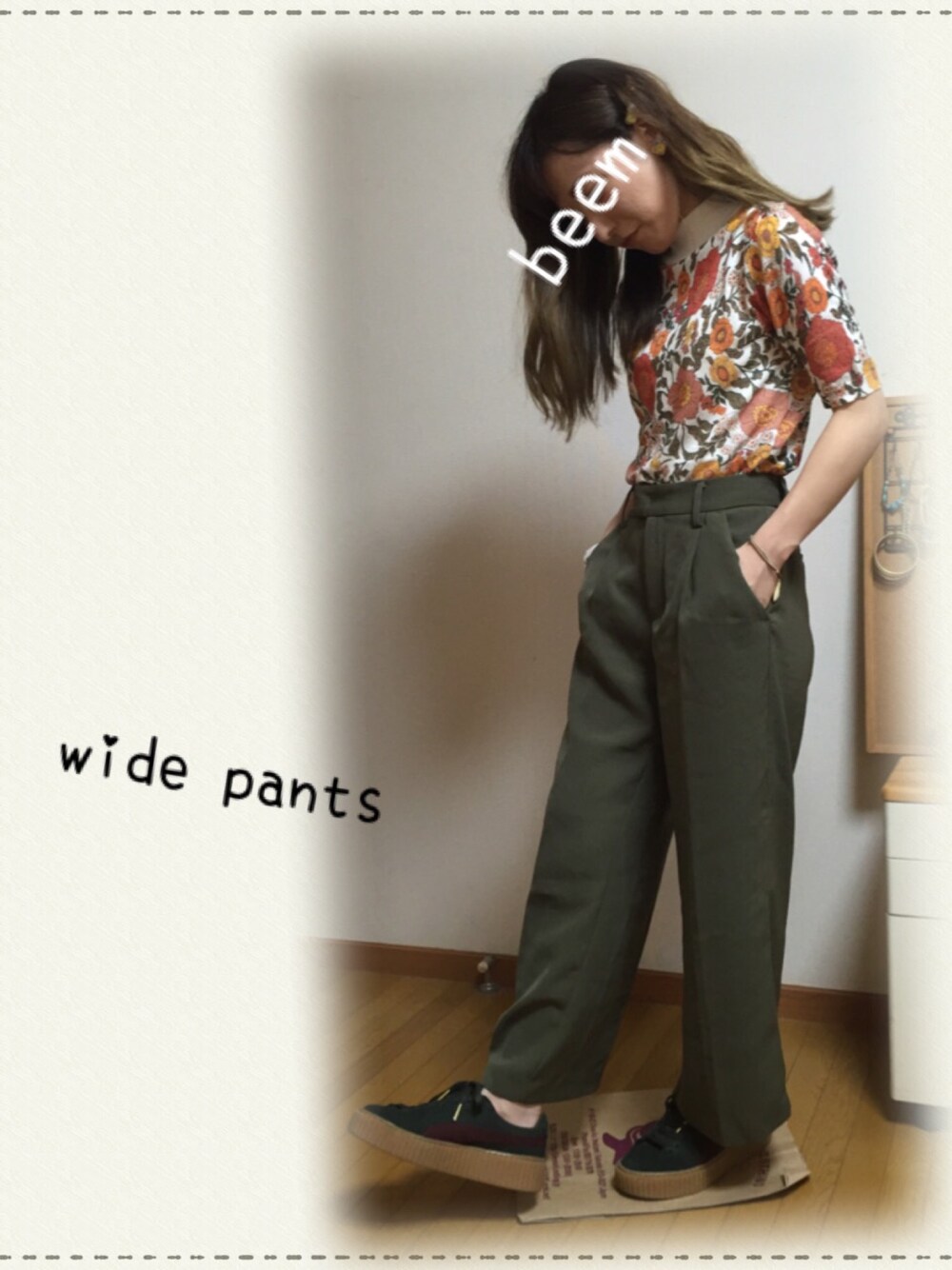 ホワイト系のTシャツ/カットソー、グリーン系のその他パンツ、グリーン系のスニーカーを着用したレディースの夏コーディネートの1枚目の写真