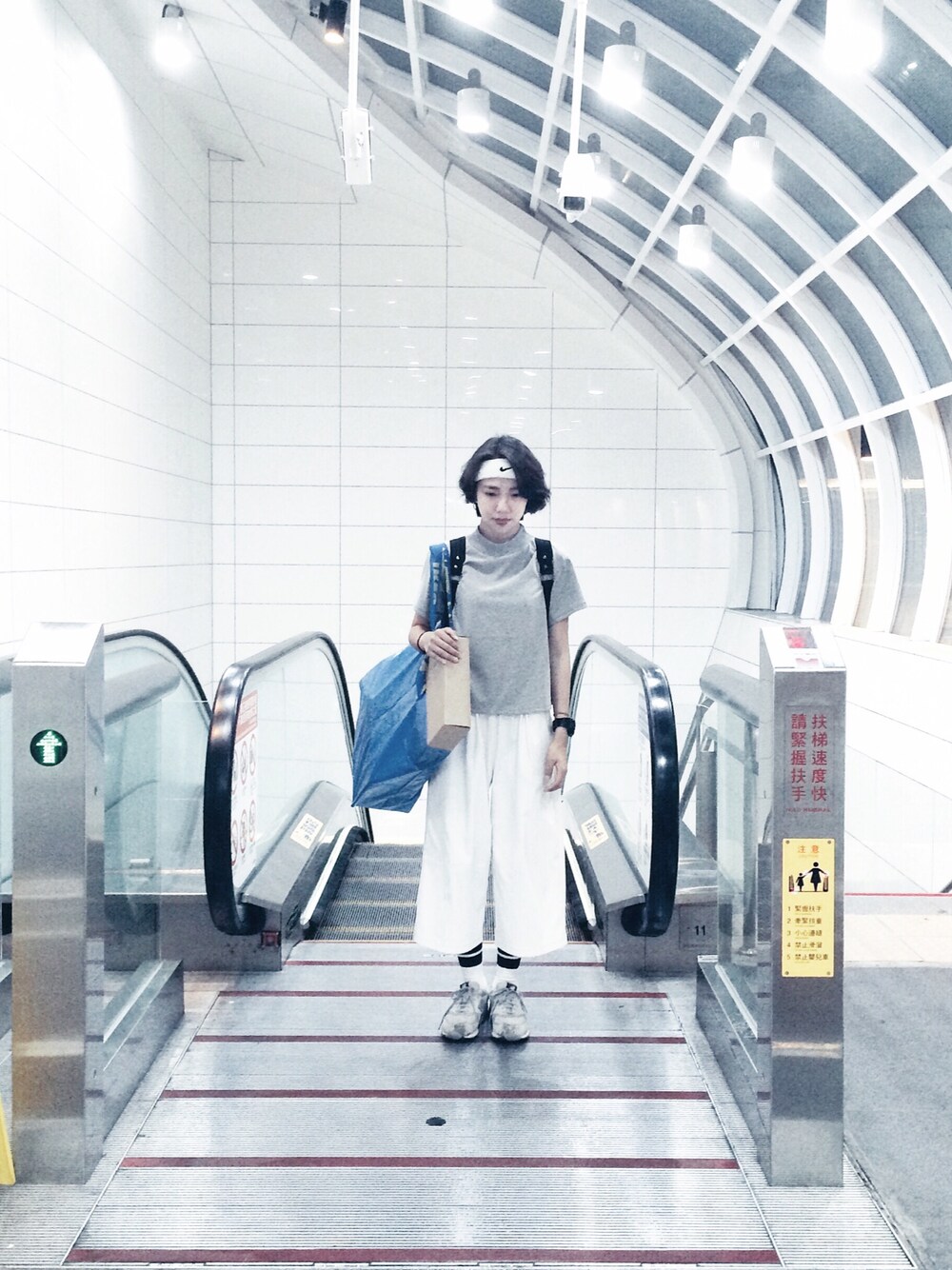 グレー系のスニーカー、ブラック系のヘアバンド、ブラック系のアナログ腕時計を着用したレディースの夏コーディネートの1枚目の写真