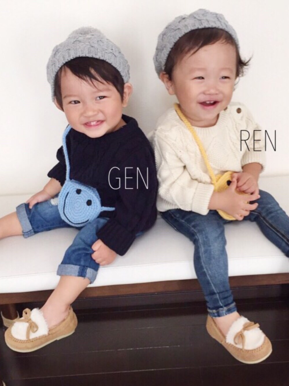 「秋コーデ、双子コーデ、ケーブルニット、ベレー帽、デニム、モカシン、男の子、キッズファッション、カジュアル、1歳」｜「西松屋のアイテム（ニット/セーター、ブルー系）」を使った、RENJI ★さん（キッズ・80cm）の秋コーディネートの1枚目の写真