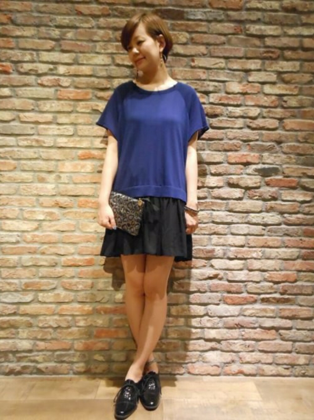 ブルー系のワンピース、グレー系のポーチを着用したレディースの夏コーディネートの1枚目の写真